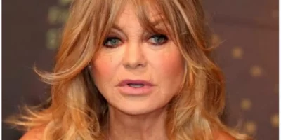 In order to reveal her true appearance, Goldie Hawn takes off her makeup.