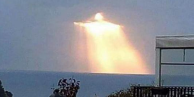 Breathtaking image of ”Jesus” appears in the sky as the sun bursts through clouds over Italy